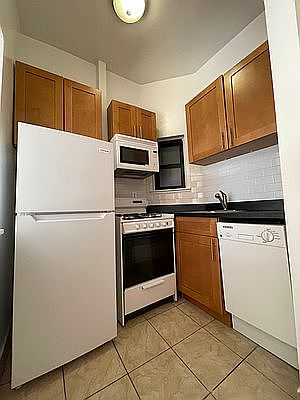 3rd image of 211 E 89th St APT C9
