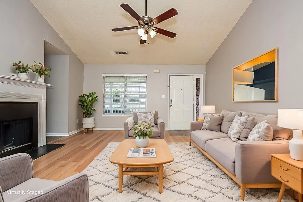 3 bed, 2.0 bath, 1430 sqft, $2,410 — Photo 3