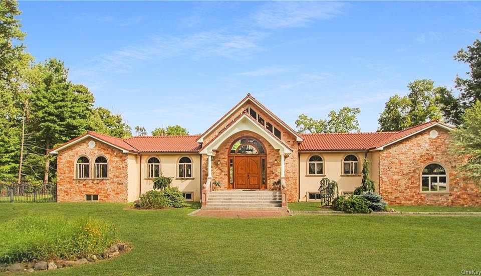 1st image of 4 Dogwood Pl