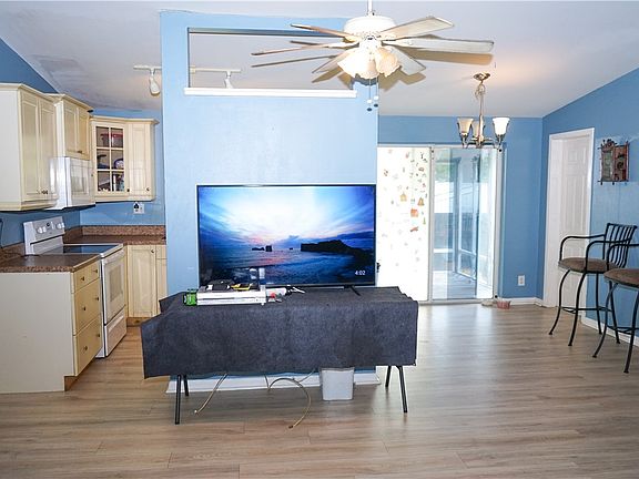 5th image of 869 Wentworth St