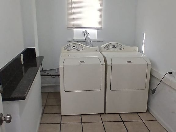 4th image of 1327 N Avers Ave #1