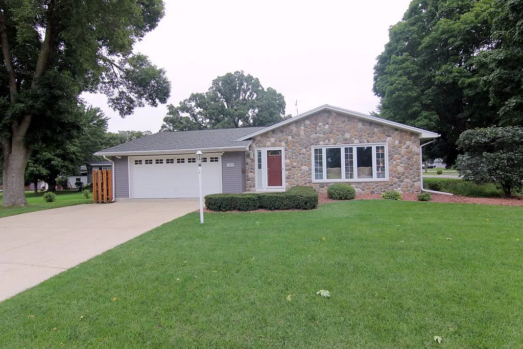 1123 Adrian Blvd photo 1