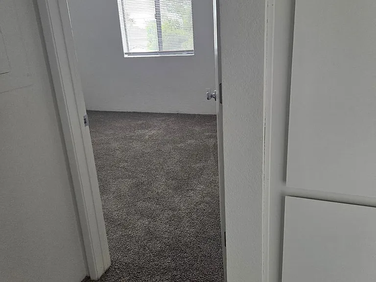 Sterling Pointe Apartments — Photo 29