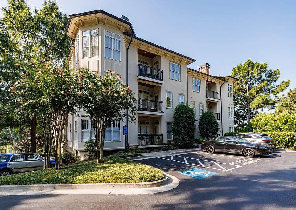 828 Highland Ln NE #2204