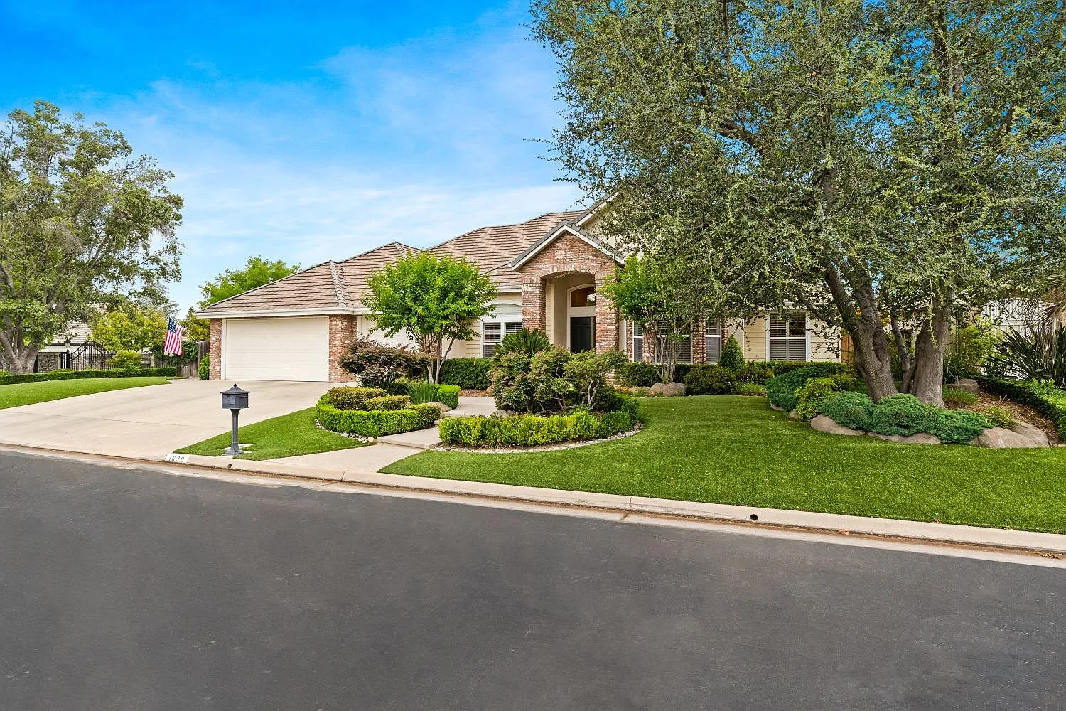 1630 E Forest Oaks Dr photo 1
