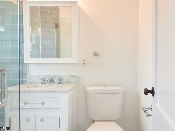5th image of 376 Claremont Ave APT 9