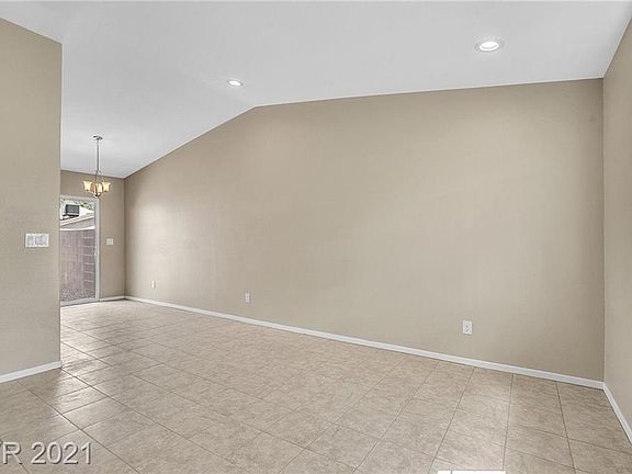 5th image of 302 Linn Ln
