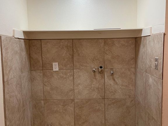 5th image of 222 E Ave E #1