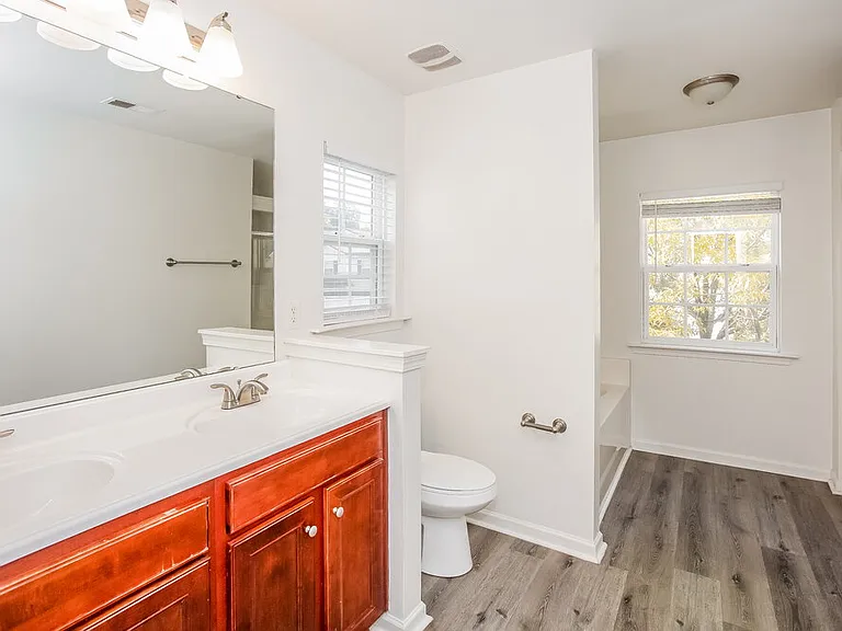 5104 Abercromby St — Photo 12