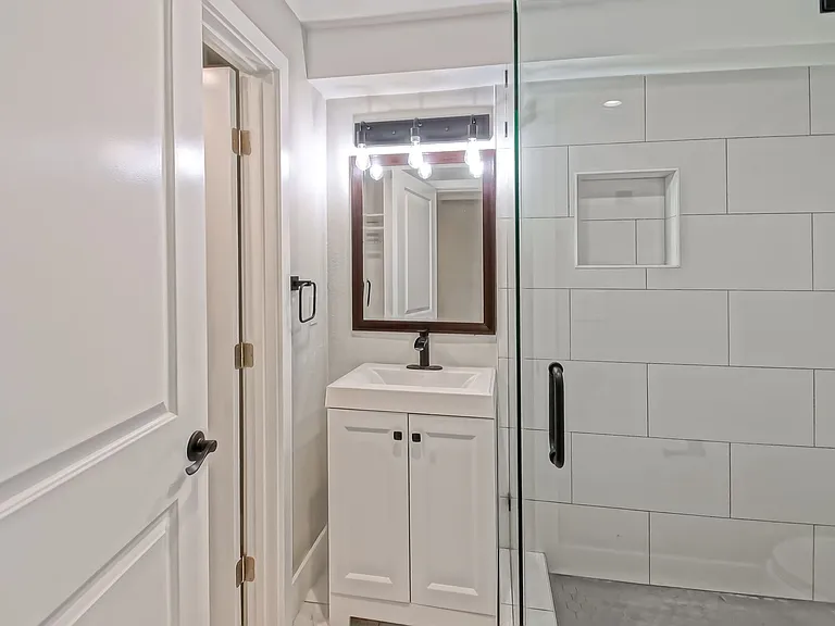 1923 Vanderbilt Ln — Photo 15