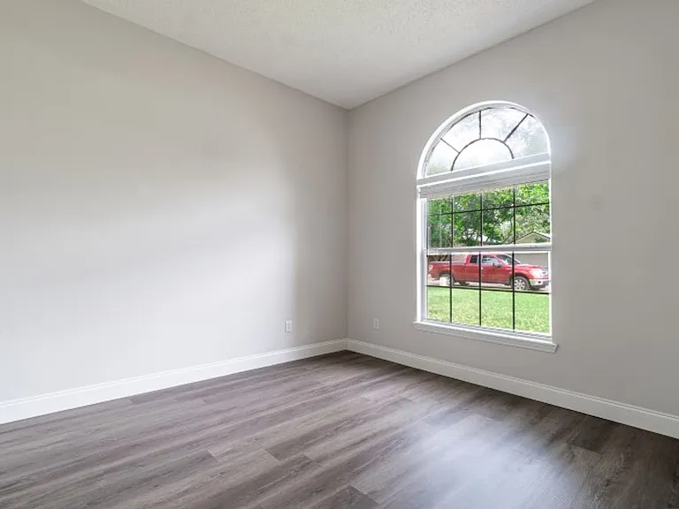 557 Grand Parke Dr — Photo 3