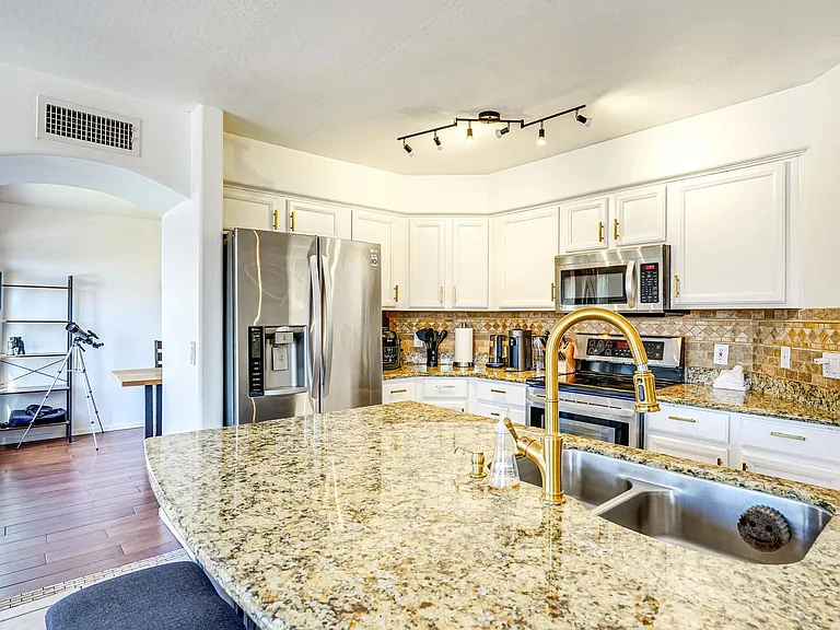915 E Montoya Ln — Photo 9