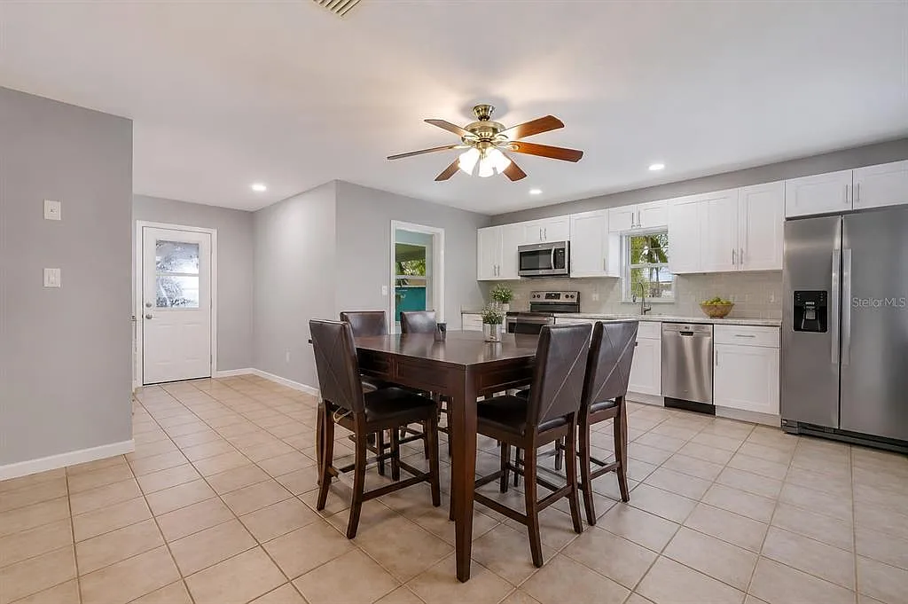 3 bed, 2.0 bath, 1320 sqft, $2,500 — Photo 3