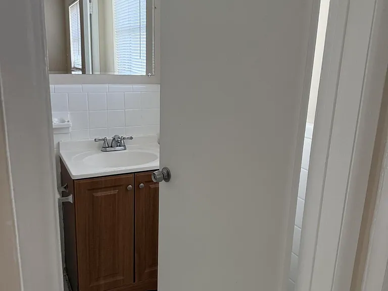 1431 SW 44th Ter #4 — Photo 3