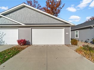 110 Fallen Oak Ln, Elyria, OH 44035