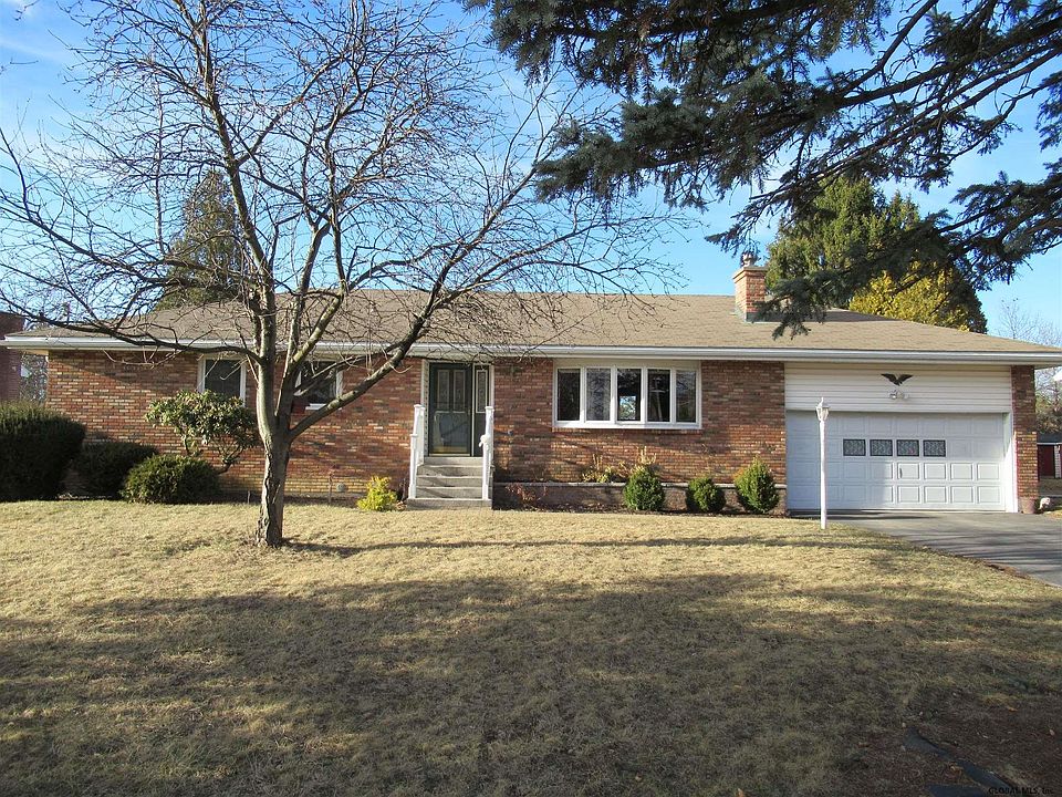 1st image of 15 Louise Dr