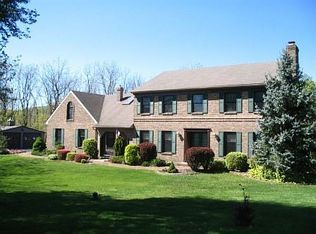 585 Summit Ln, Riegelsville, PA 18077