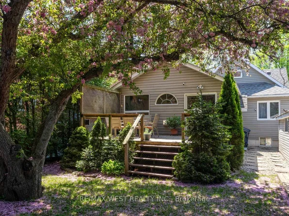 35 Gort Ave, Toronto, ON M8W 3Y7