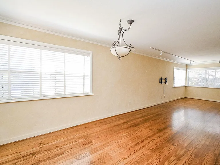 2821 Eastgrove Ln — Photo 11