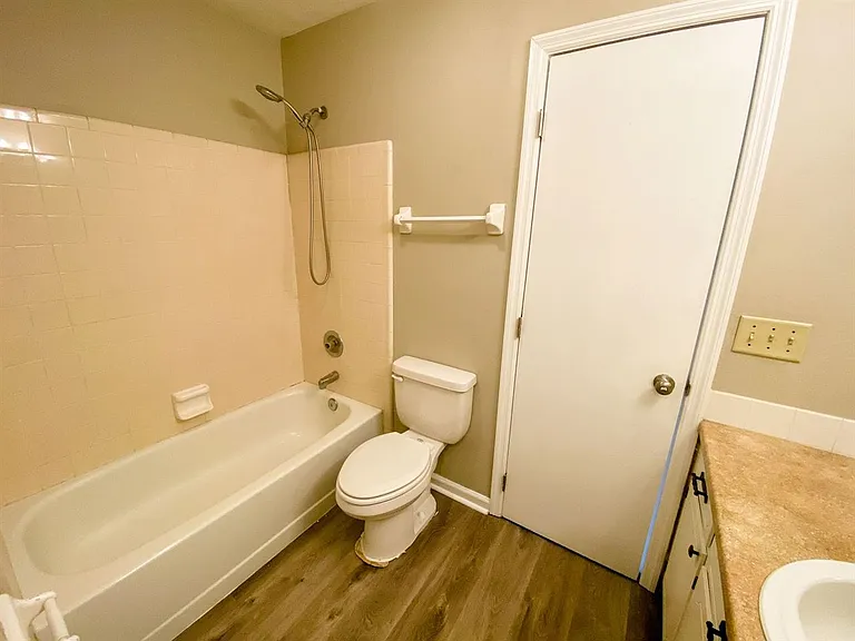 1104 Green Tree Ct #E — Photo 11