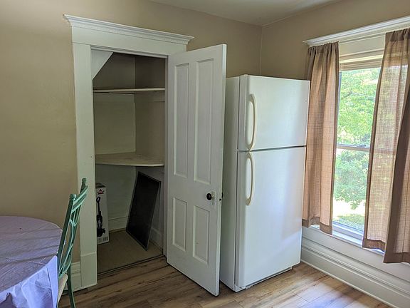 3rd image of 118 W Walnut St
