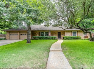 8520 Marys Creek Dr, Benbrook, TX 76116