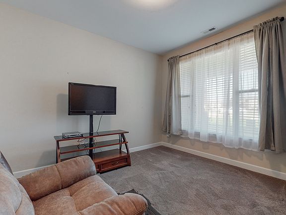 5th image of 1004 Green Meadow Ln