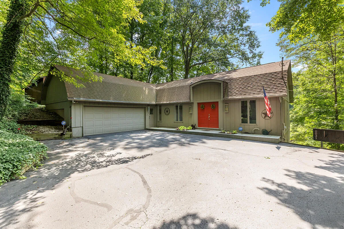 8031 Pine Island Dr NE photo 1