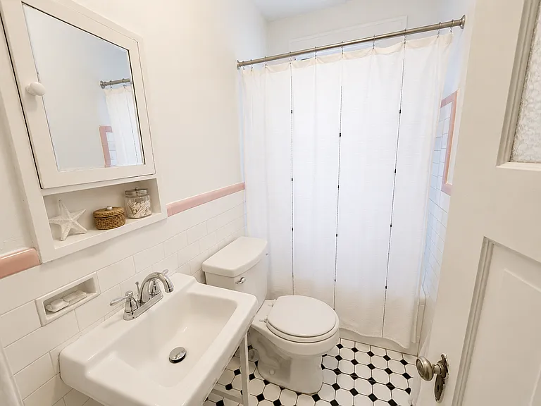 Varsity Management - 809 E. Kingsley — Photo 6