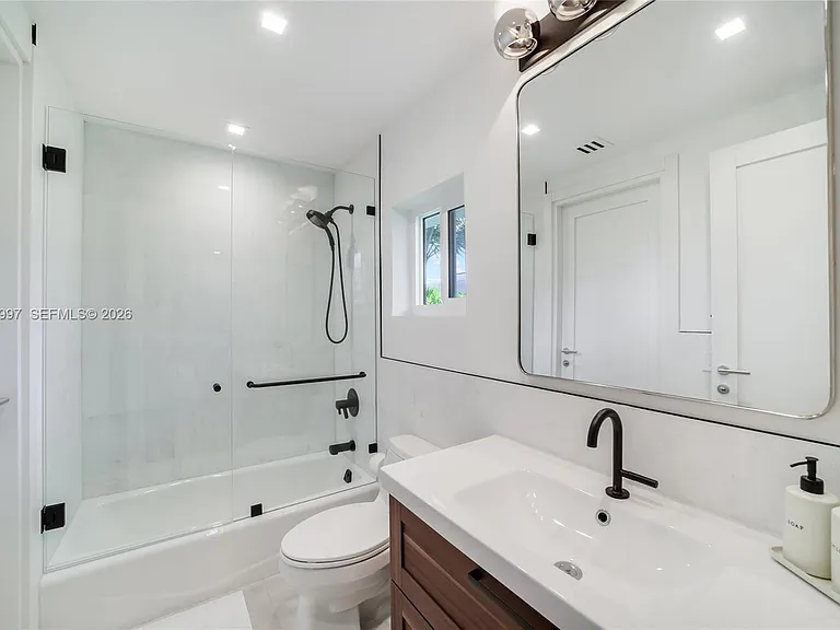 1316 N Venetian Way — Photo 61