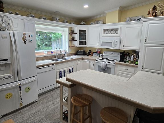 3rd image of 631 Andrew Ave