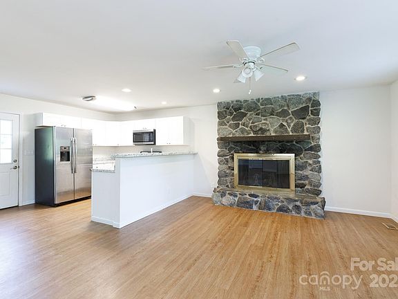 3rd image of 3988 Crestview Dr