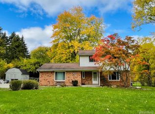 2510 S Hickory Ridge Trl, Milford, MI 48380