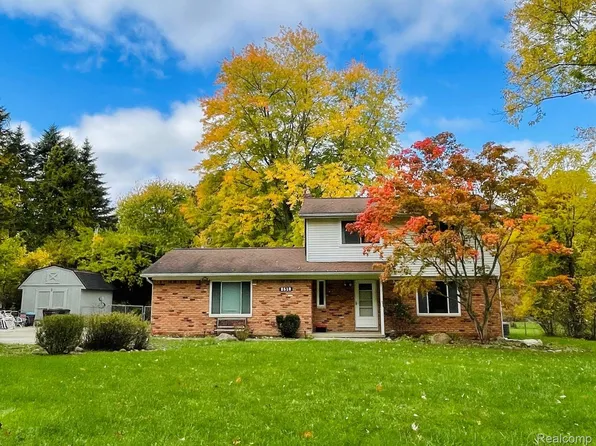 2510 S Hickory Ridge Trl, Milford, MI 48380