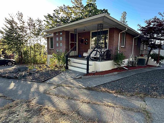 3rd image of 828/820 W 11th Ave