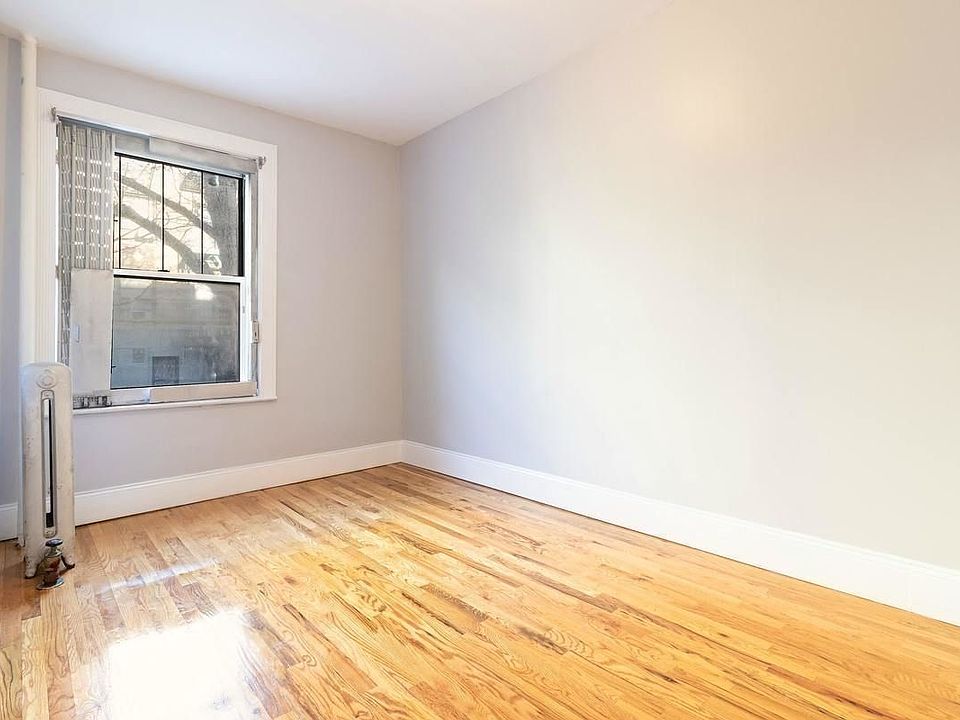 2nd image of 14 Broadway Ter APT 1
