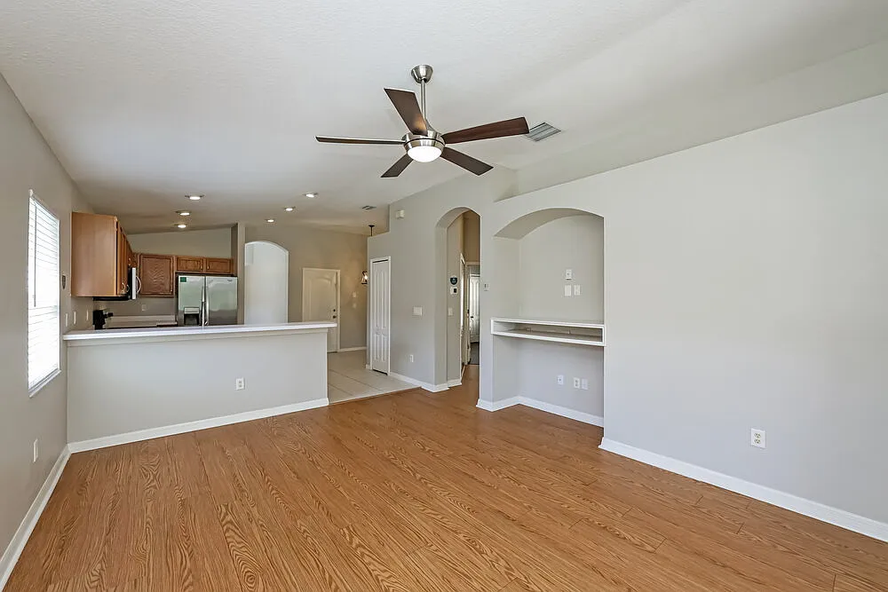 3 bed, 2.0 bath, 1382 sqft, $2,035 — Photo 4