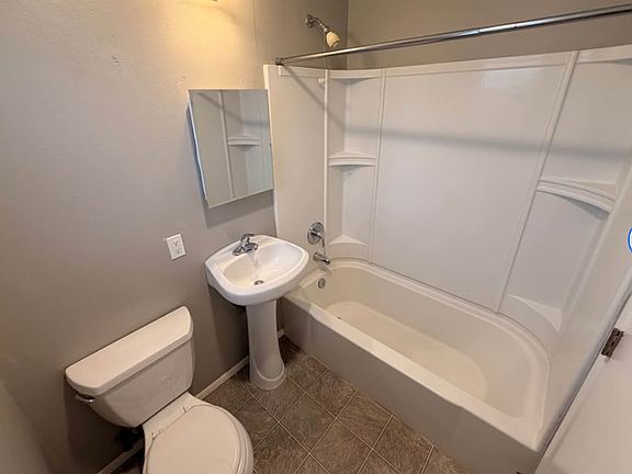 3rd image of 306 15th St SE #1
