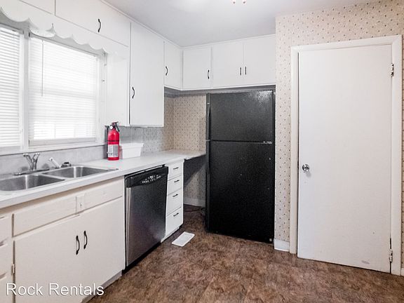 4th image of 3215 N Elm St