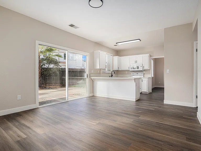 420 Beaulieu Ln — Photo 8
