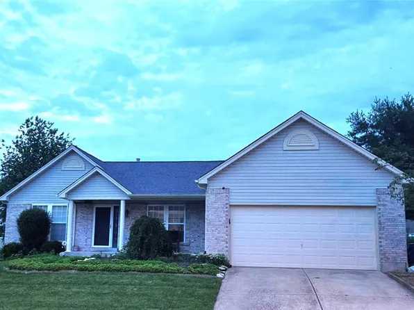 1856 Chateau Du Mont Dr, Florissant, MO 63031