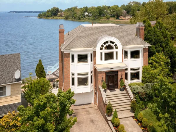 37-19 Regatta Place, Douglaston, NY 11363