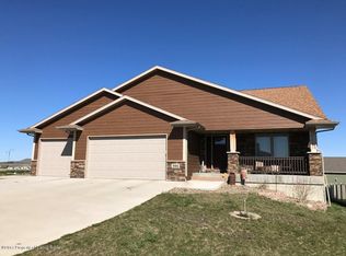 986 Pheasant Run Ave, Dickinson, ND 58601