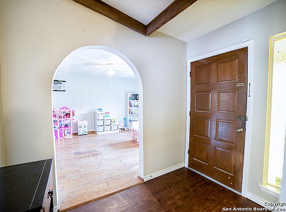 4th image of 4810 Parmenter St