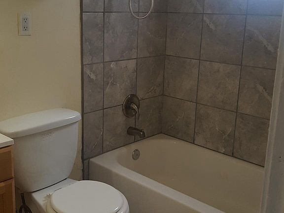 5th image of 303 Truxton Ave