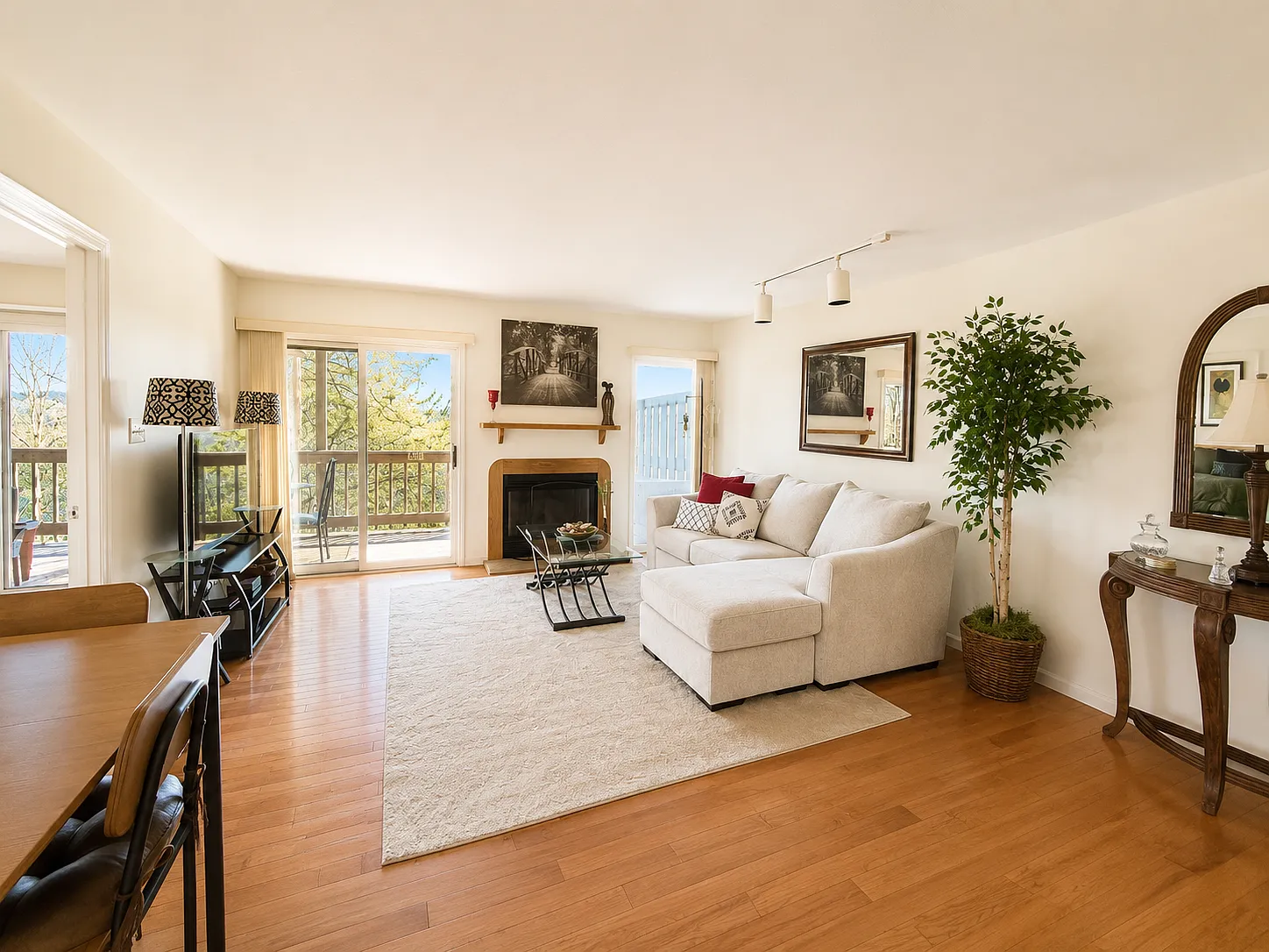 2 bed, 900 sqft, $1,800 — Photo 2