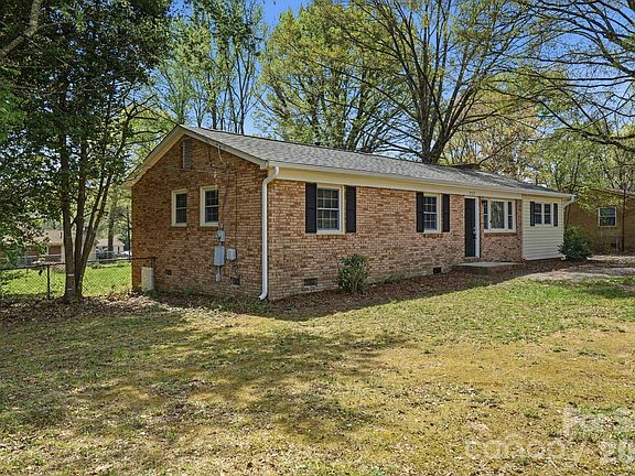 3rd image of 2323 Maplewood Dr