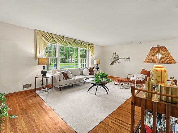 3rd image of 11 Tall Tree Ln