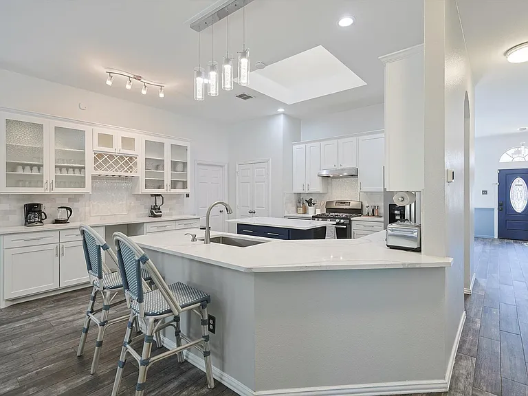 2402 Blue Holly Dr — Photo 10
