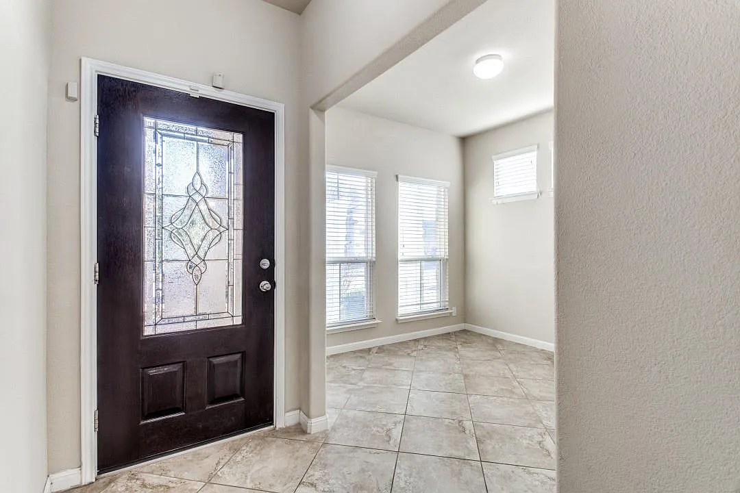 5 bed, 3.0 bath, 2647 sqft, $2,900 — Photo 2